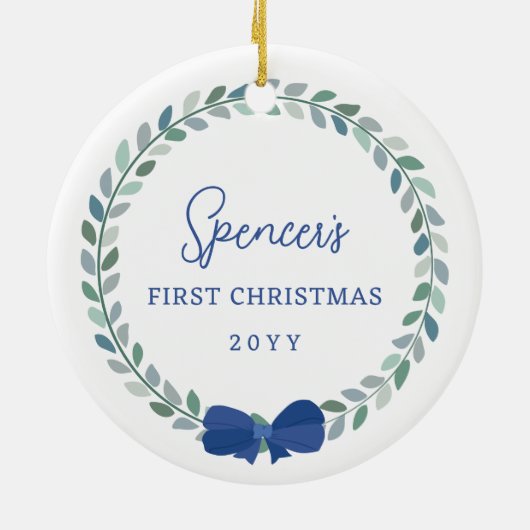 Blue Bow-Adorned Wreath Baby's First Christmas Keramik Ornament (Hinten)