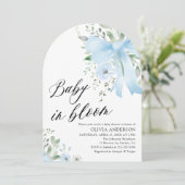 Blue Bow Baby in Bloom Floral Arch Baby Dusche Einladung (Stehend Vorderseite)