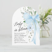 Blue Bow Baby in Bloom Floral Boy Arch Baby Dusche Einladung (Stehend Vorderseite)
