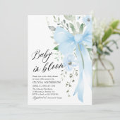 Blue Bow Baby in Bloom Floral Boy Baby Dusche Einladung (Stehend Vorderseite)