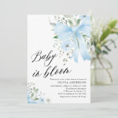 Blue Bow Baby in Bloom Floral Boy Baby Dusche Einladung (Stehend Vorderseite)