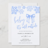 Blue Bow Baby Its Cold Outside Baby Shower Einladung (Vorderseite)