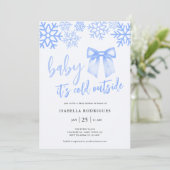 Blue Bow Baby Its Cold Outside Baby Shower Einladung (Stehend Vorderseite)