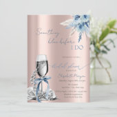 Blue Bow Blume Perlen und Prosecco Rose Gold Einladung (Stehend Vorderseite)