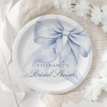 Blue Bow Brautparty klein Pappteller<br><div class="desc">Diese elegante Papierplatte zeichnet sich durch einen zauberhaften blauen Bogen aus,  der perfekt für ein "etwas blaues" Brautparty geeignet ist. Es ist in sanften pastellfarbenen Aquarellen gestaltet und verbindet romantische handgeschriebene Skripte mit trendigen whimsical Elementen. Ideal für ein staubblaues Brautparty.</div>