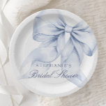 Blue Bow Brautparty Pappteller<br><div class="desc">Diese elegante Papierplatte zeichnet sich durch einen zauberhaften blauen Bogen aus,  der perfekt für ein "etwas blaues" Brautparty geeignet ist. Es ist in sanften pastellfarbenen Aquarellen gestaltet und verbindet romantische handgeschriebene Skripte mit trendigen whimsical Elementen. Ideal für ein staubblaues Brautparty.</div>