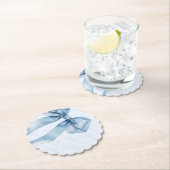 Blue Bow Elegante Kalligrafie Boy Baby Shower Untersetzer (Vor Ort)