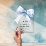 Blue bow elegante Quinceanera Luxus Acryleinladungen<br><div class="desc">Der helle,  transparente Hintergrund ist mit einem großen blauen Bogen verziert. Personalisieren und fügen Sie einen Namen und Party-Details hinzu.</div>