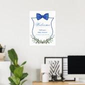 Blue Bow Eucalyptus Wappen Baby Dusche Willkommen Poster (Heimbüro)