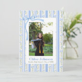 Blue Bow Floral Graduation Einladung (Stehend Vorderseite)