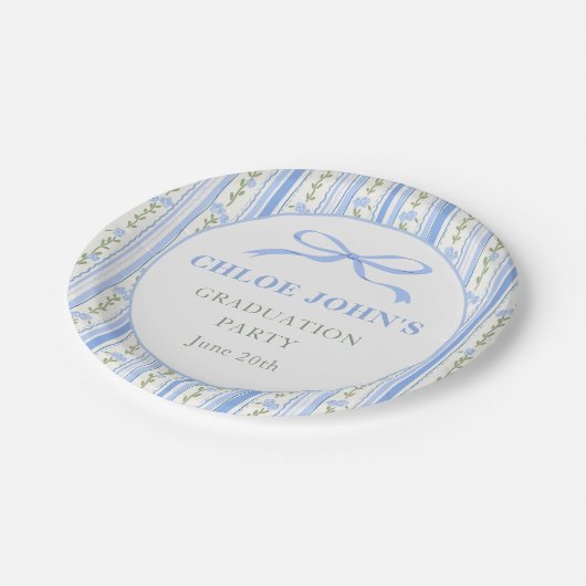 Blue Bow Floral Graduation Pappteller (Schrägansicht)