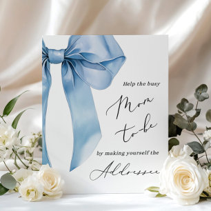 Blue Bow hilft der Mama, einen Umschlag zu adressi Poster