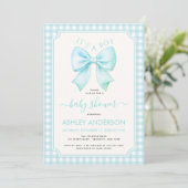 Blue Bow It's a Boy Baby Shower Gingham Plaid Einladung (Stehend Vorderseite)