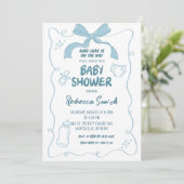Blue Bow Moderne Illustriert Boy Baby Dusche Einladung (Stehend Vorderseite)