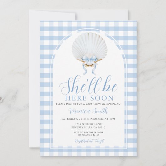 Blue Bow She'll Be Here Soon Sea Shell Baby Shower Einladung (Vorderseite)
