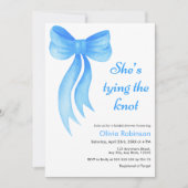Blue Bow She's Tying the Knot Bridal Shower Einladung (Vorderseite)