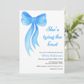 Blue Bow She's Tying the Knot Bridal Shower Einladung (Stehend Vorderseite)