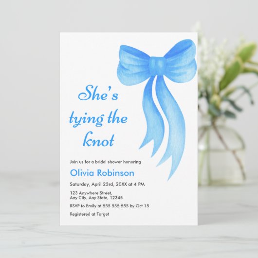 Blue Bow She's Tying the Knot Bridal Shower Einladung (Stehend Vorderseite)