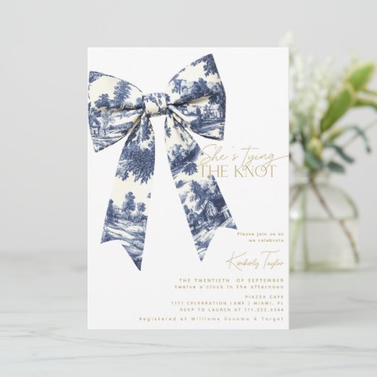 Blue Bow Toile Sie bindet das Brautparty des Knote Einladung (Stehend Vorderseite)
