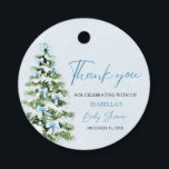 Blue Bows Christmas Tree Boy Winter Baby Shower Geschenkanhänger<br><div class="desc">Die Blue Bows Christmas Tree Boy Winter Baby Shower Fevor Tags sind eine charmante Art, um eine festliche Touch zu Ihrem Winterbaby Duschvorzügen hinzuzufügen! Mit einem weichen blauen Bogen und einem gemütlichen Weihnachtsbaum sind diese Anhänger ideal, um die Ankunft eines kleinen Jungen im saisonalen Stil zu feiern. Sie verleihen jedem...</div>