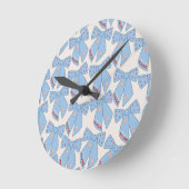 Blue Bows Coquette Runde Wanduhr (Winkel)