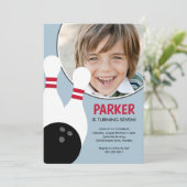 Blue Boy Foto Bowling Birthday Party Einladung (Stehend Vorderseite)