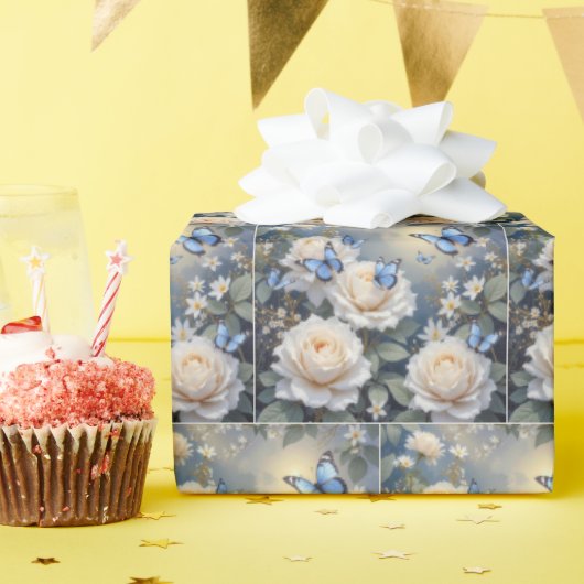 Blue Butterflies in a White Rose Garden Geschenkpapier (Geburtstagsparty)