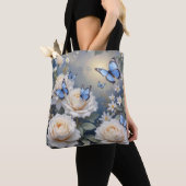 Blue Butterflies On White Roses and Daisies Tasche (Von Nahem)