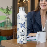 Blue Butterfly Geschenk für Mutter und Freunde maß Trinkflasche<br><div class="desc">Diese Wasserflasche enthält hübsche blaue Schmetterlinge mit Namen. Die perfekte Geschenkidee für Bridesmaid,  Trauzeugin und Geschenkideen - tragen Sie Ihren Namen und machen Sie es zu Ihrem Geschenk.</div>