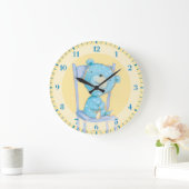 Blue Calico Bear lächeln auf Stuhl Große Wanduhr (Zuhause)