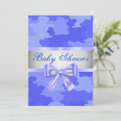 Blue Camouflage Blue Bow Baby Dusche Einladung (Stehend Vorderseite)