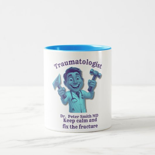 BLUE Cartoon Surgeon With Hammer And Saw Print Zweifarbige Tasse (Mittel)