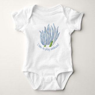Blue Chalk Sticks auf einem Baby Bodysuit Baby Strampler