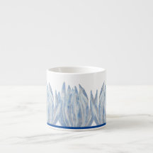 Blue Chalk Sticks auf einer Espresso-Tasse