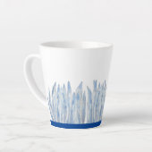 Blue Chalk Sticks auf einer kleinen Latte-Tasse Milchtasse (Linke Ecke)