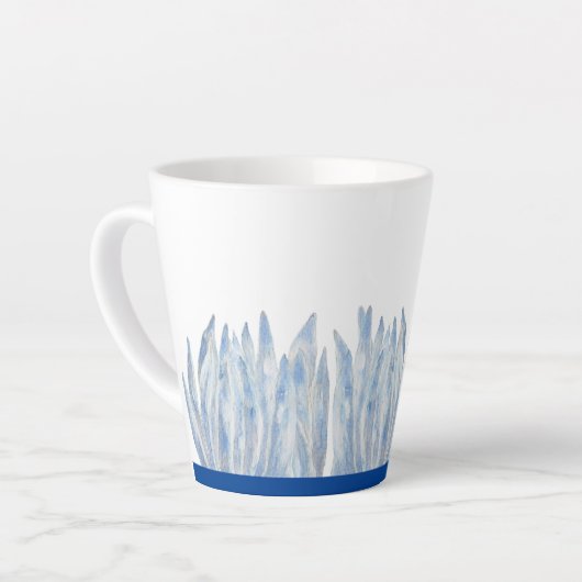 Blue Chalk Sticks auf einer kleinen Latte-Tasse Milchtasse (Linke Ecke)