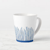 Blue Chalk Sticks auf einer kleinen Latte-Tasse Milchtasse (Rechte Ecke)