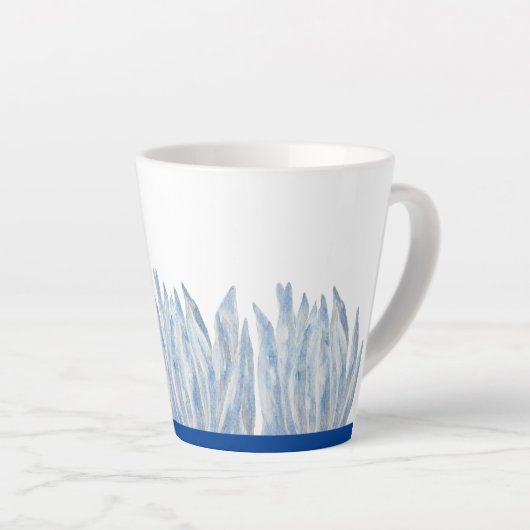 Blue Chalk Sticks auf einer kleinen Latte-Tasse Milchtasse (Rechte Ecke)