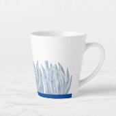 Blue Chalk Sticks auf einer kleinen Latte-Tasse Milchtasse (Rechts)