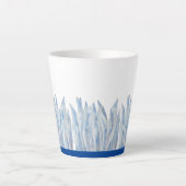 Blue Chalk Sticks auf einer kleinen Latte-Tasse Milchtasse (Vorderseite)