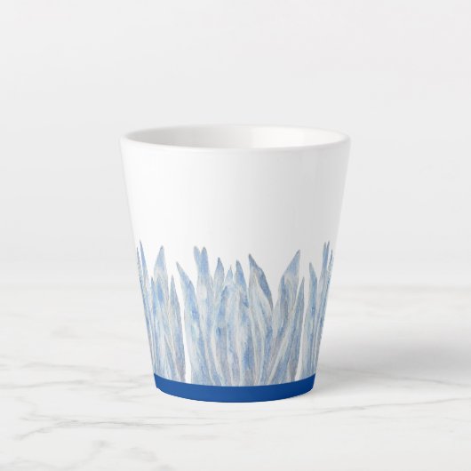 Blue Chalk Sticks auf einer kleinen Latte-Tasse Milchtasse (Vorderseite)