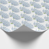 Blue Chalk Sticks auf einer Wrapping Paper Roll Geschenkpapier (Ecke)