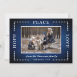 Blue Chalkboard Hope Peace Liebe Weihnachten Foto<br><div class="desc">Diese Weihnachts-Grußkarte enthält den Text von Hope Peace Liebe. Personalisieren Sie diese Karte,  indem Sie Ihr eigenes Foto und Ihren eigenen Namen hinzufügen. Dieses Design ist Teil einer Sammlung,  die andere passende Elemente enthält. Bitte besuchen Sie die Sammlungs-Seite in unserem Geschäft,  um das komplette Sortiment zu sehen.</div>