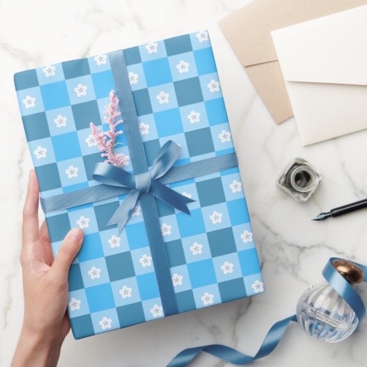 Blue Checkered Floral Geschenkpapier (Schenken)