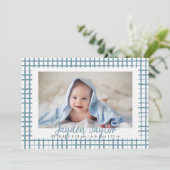 Blue Checkered Pattern Boy Foto Birth Ankündigung (Stehend Vorderseite)