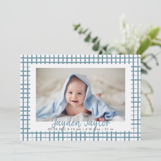 Blue Checkered Pattern Boy Foto Birth Ankündigung (Stehend Vorderseite)