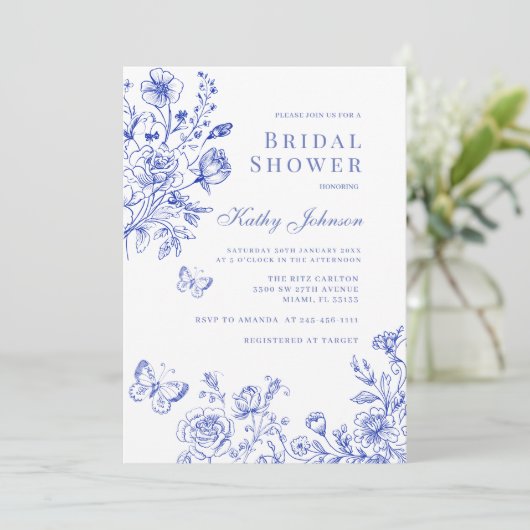 Blue Chinoiserie Blumenstrauß Brautparty Einladung (Stehend Vorderseite)