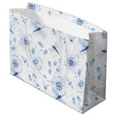 Blue Chinoiserie Draquelly Floral Große Geschenktüte (Rückseite Schrägansicht)