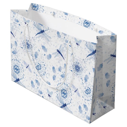 Blue Chinoiserie Draquelly Floral Große Geschenktüte (Rückseite Schrägansicht)