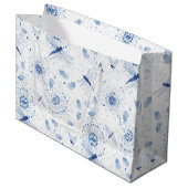Blue Chinoiserie Draquelly Floral Große Geschenktüte (Vorderseite Schrägansicht)